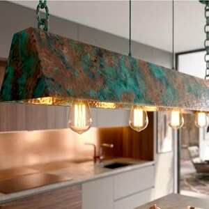 Handgemaakte gehamerde koperen lineaire hanglamp met groen patina | Rustieke moderne keukeneilandverlichting