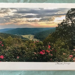 Zonsopgang boven een zomertuin met uitzicht op de bergen / Beersheba Springs Tennessee / Rose Garden / Blanco kaart met envelop