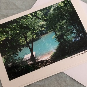 Serene rivier met een aanlegsteiger / Collins River Valley / trouwkaart / verjaardagskaart / Scenic Tennessee lege notitiekaart met envelop