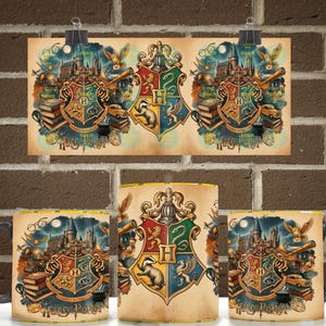 Könnte beinhalten: Ein Keramikbecher mit einem umlaufenden Design, das in der Mitte das Hogwarts-Wappen zeigt, umgeben von Illustrationen eines Schlosses, Büchern, einem fliegenden Auto und einer Eule. Der Text Harry Potter ist unten in goldener Schrift gedruckt.