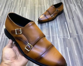 Zapatos de vestir de cuero marrón con doble hebilla, hechos a mano en Italia, ideales para bodas formales.