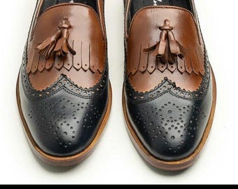 Mocasines de cuero bicolor hechos a mano para hombre / Mocasines con borlas negras y marrones / Zapatos brogue sin cordones / Zapatos de vestir formales / Regalo de zapatos de cuero personalizados