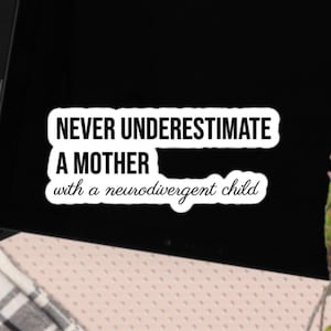 Adesivo in vinile per la mamma di un bambino neurodivergente - Non sottovalutare mai una madre con un bambino neurodivergente - Adesivo per laptop, bottiglia d&#39;acqua, diario