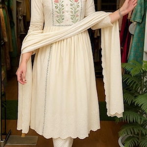 Elegantes Cremefarbenes besticktes Baumwoll-Kurta-Set mit Dupatta | Florales ethnisches Outfit für Frauen | Sommer Festliche Kleidung
