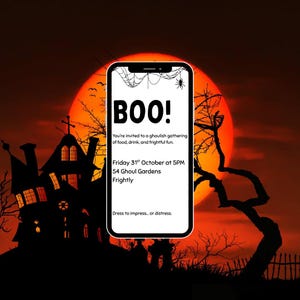 Könnte beinhalten: Eine digitale Halloween-Einladung auf einem Smartphone-Bildschirm. Die Einladung zeigt "BOO!" und lädt zu einem gruseligen Treffen ein. Der Hintergrund zeigt ein Spukhaus, einen Vollmond und kahle Bäume.