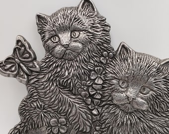 Placa de pared vintage de peltre Carson con dos gatos de pelo largo, mariposa y carretilla de jardín.