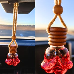 Diffusore di aromi per auto, ornamento da appendere allo specchietto retrovisore, accessorio per aromaterapia con fragranze naturali, contenitore ricaricabile in vetro.
