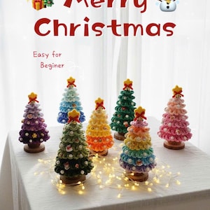 Puede incluir: Una colección de árboles de Navidad de ganchillo coloridos con estrellas en la parte superior, colocados sobre una mesa. Los árboles son de varios colores, incluyendo verde, rosa y azul. Las palabras "Merry Christmas" se muestran encima de los árboles, con el texto "Easy for Beginner" debajo.