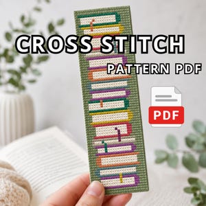 Op de afbeelding: Een PDF-patroon voor een kruissteekbladwijzer met een stapel kleurrijke boeken. De bladwijzer heeft een groene achtergrond met boeken in tinten oranje, paars, geel en groen. De tekst "CROSS STITCH PATTERN PDF" wordt in het wit weergegeven.