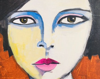 Può includere: Dipinto astratto di un volto con incarnato bianco, capelli neri e occhi marroni. Il volto ha labbra rosa, ombretto blu e uno sfondo giallo e arancione. L'opera d'arte è su tela.