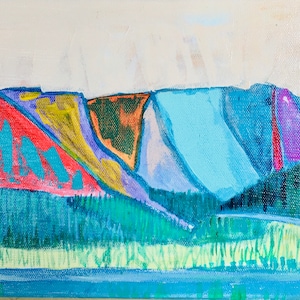 Pode incluir: Pintura abstrata de uma cordilheira com um esquema de cores azul, verde, amarelo, laranja, vermelho e roxo. As montanhas são pintadas em um estilo estilizado e geométrico.
