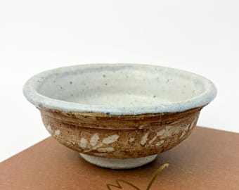 小型のヴィンテージ手作りブラウンスタジオ陶器製花柄ボウル