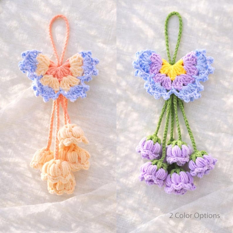 Puede incluir: Dos adornos de flores de ganchillo hechos a mano. Uno presenta una parte superior en forma de mariposa en azul, melocot&oacute;n y amarillo, con borlas melocot&oacute;n. El otro tiene una parte superior de mariposa azul, morada y amarilla con tallos verdes y capullos de flores moradas. Texto: 2 opciones de color.