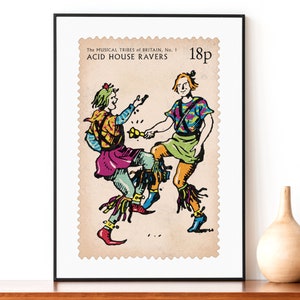 Pu&ograve; includere: Un'illustrazione di francobollo in stile vintage con due persone che ballano. Il francobollo &egrave; intitolato "The Musical Tribes of Britain, No. 1 Acid House Ravers" e ha un prezzo di "18p".