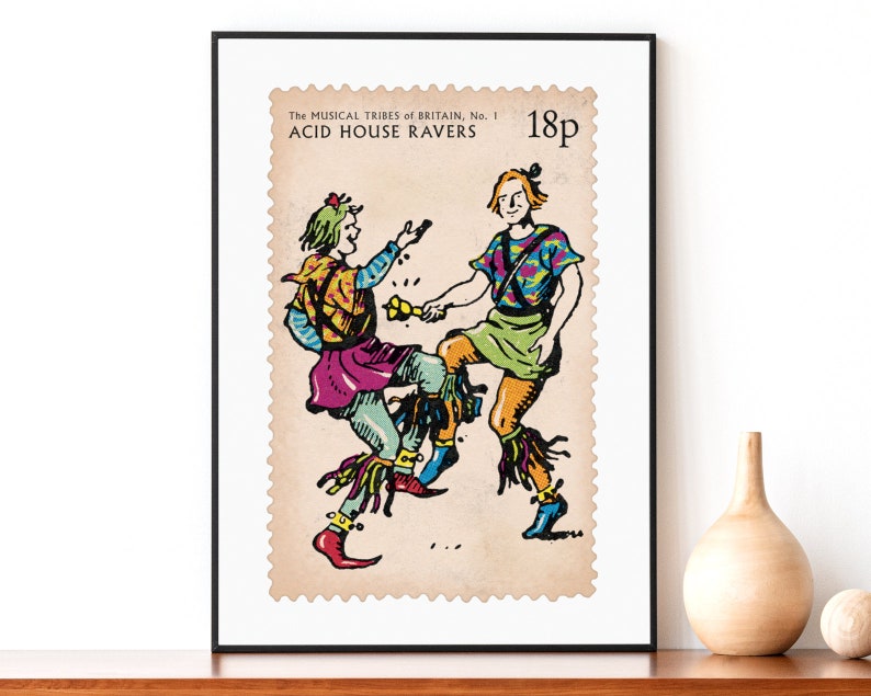 Pu&ograve; includere: Un'illustrazione di francobollo in stile vintage con due persone che ballano. Il francobollo &egrave; intitolato "The Musical Tribes of Britain, No. 1 Acid House Ravers" e ha un prezzo di "18p".