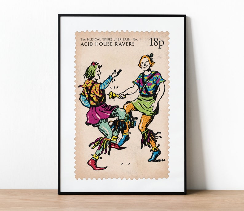 Pu&ograve; includere: Un'illustrazione di francobollo in stile vintage con due persone che ballano. Il francobollo &egrave; intitolato "The Musical Tribes of Britain, No. 1 Acid House Ravers" e ha un prezzo di "18p".