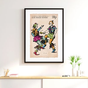 Pu&ograve; includere: Un'illustrazione di francobollo in stile vintage con due persone che ballano. Il francobollo &egrave; intitolato "The Musical Tribes of Britain No. 1 Acid House Ravers" e ha un valore di "18p".
