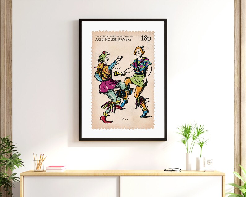 Pu&ograve; includere: Un'illustrazione di francobollo in stile vintage con due persone che ballano. Il francobollo &egrave; intitolato "The Musical Tribes of Britain No. 1 Acid House Ravers" e ha un valore di "18p".