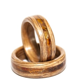 Gebogen houten ring met barnsteen inlegwerk