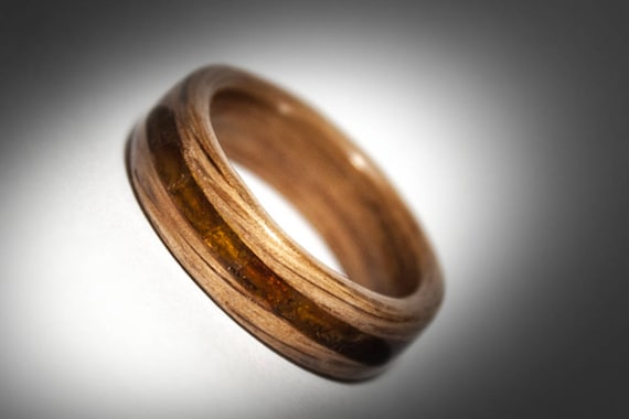 Anillo de madera quemada y resina sales