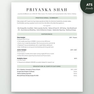 Könnte beinhalten: Eine professionelle Lebenslaufvorlage für eine Datenanalystin namens Priyanka Shah. Das Dokument enthält Abschnitte für berufliche Zusammenfassung, Erfahrung und Ausbildung sowie Text zu Fähigkeiten in SQL, Python und Tableau. Ein dunkelgrüner Kreis in der Ecke zeigt ATS friendly an.
