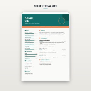 Puede incluir: Una plantilla de currículum profesional para un ingeniero de software senior llamado Daniel Kim. El documento presenta un encabezado verde azulado oscuro con un gráfico circular, una barra de acento naranja y un diseño de dos columnas con secciones para habilidades, perfil, experiencia, educación, certificaciones y premios.