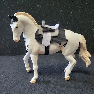 1:20 Scale Adjustable Tree Western Saddle and Pad Set - Sparkly White (Style Set)