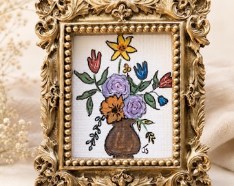 Quadro originale in stile boho con cornice dorata e decorazioni floreali, dipinto a mano, da appendere al muro con magnete o da appoggiare su un tavolo.