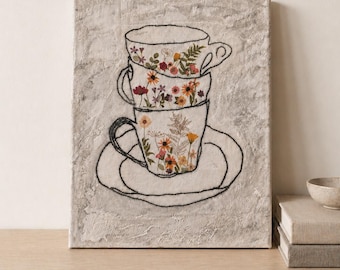 Pintura original de taza de té en técnica mixta – Lienzo de 8x10 con diseño floral en taza de té, decoración de pared rústica en tonos neutros y texturizados.