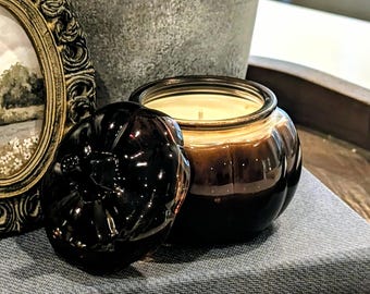 Vela de soja con forma de calabaza de vidrio ámbar reciclado: hecha a mano, vertida a mano, ecológica y un regalo único.