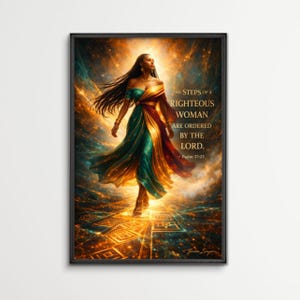 Op de afbeelding: Ingelijste kunstdruk met een vrouw in een vloeiende groene, gouden en rode jurk, die vooruit loopt. Het kunstwerk heeft een hemelse achtergrond met de tekst "THE STEPS OF A RIGHTEOUS WOMAN ARE ORDERED BY THE LORD. Psalm 37:23."