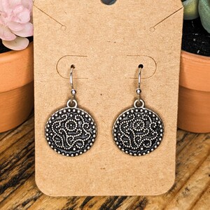 Boucles d&#39;oreilles noires et argentées
