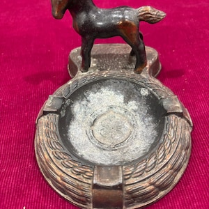 Due posacenere antichi a forma di cavallo