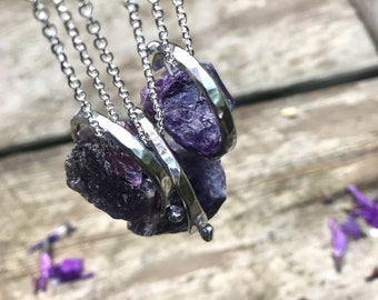 Collar de cristal de amatista en bruto con piedra natal de febrero