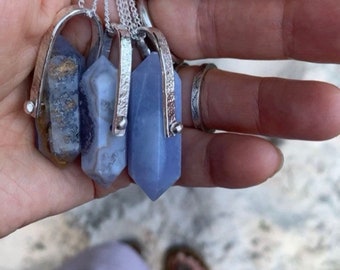 Collana con pendente in calcedonio blu: gioielli artigianali in argento sterling