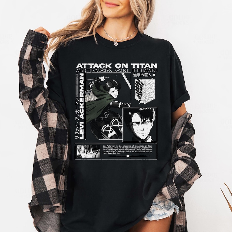 Pu&ograve; includere: T-shirt nero con grafica con la scritta bianca "ATTACK ON TITAN" e "LEVI ACKERMAN". Il design include illustrazioni in stile anime e testo giapponese. La maglietta &egrave; a girocollo e ha maniche corte.