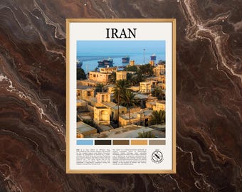 Peut inclure: Une affiche encadrée représentant une scène côtière en Iran. L'image montre une ville avec des bâtiments beiges, des palmiers et des bateaux dans la mer sous un ciel bleu. Le mot "IRAN" est en haut.