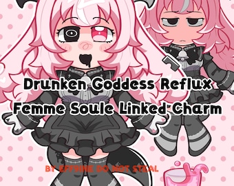 Op de afbeelding: Een anime-stijl illustratie met twee personages met roze haar, hoorns en zwart-grijze outfits. De tekst "Drunken Goddess Reflux Femme Soule Linked Charm" is afgebeeld. Een roze drankje is rechtsonder te zien.