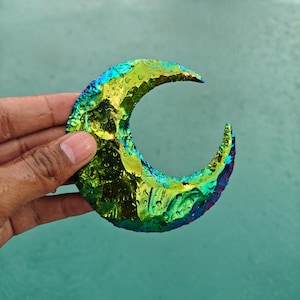 Titanium aura maankristal: iriserende regenboogkwarts halve maan