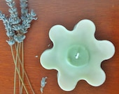 Daisy floating candle / OOAK lavender scented soy candle / Ecofriendly candle / Home & garden decor / Mothers day gift / Unisex gift candle