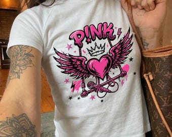 T-shirt graphique P!nk Trustfall Tour 2026, cadeau pour fan de pop rock, t-shirt couronne rose avec ailes de coeur, produits dérivés esthétiques de l'an 2000
