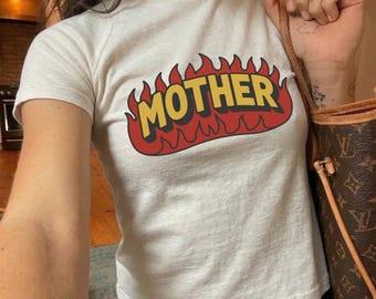 T-shirt graphique Mother Flame, t-shirt pour maman de style rétro hot rod, cadeau de fête des mères, chemise blanche esthétique vintage, haut de maman tendance