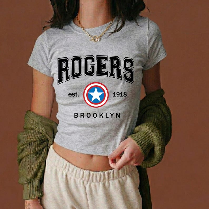 T-shirt Rogers Brooklyn Est 1918, cadeau pour les fans de Captain America Steve Rogers, t-shirt vintage bleu marine de style universitaire, vêtements Marvel Hero image 4