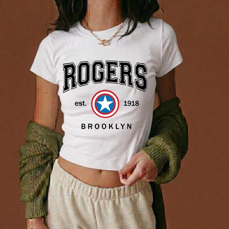 T-shirt Rogers Brooklyn Est 1918, cadeau pour les fans de Captain America Steve Rogers, t-shirt vintage bleu marine de style universitaire, vêtements Marvel Hero image 2