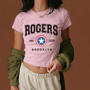 Peut inclure: Un ensemble de trois tasses en c&eacute;ramique avec une finition mate et mouchet&eacute;e. Les tasses sont dans des tons cr&egrave;me, gris clair et gris fonc&eacute;. Chaque tasse a un design simple et minimaliste et une anse arrondie.