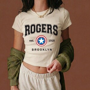 T-shirt Rogers Brooklyn Est 1918, cadeau pour les fans de Captain America Steve Rogers, t-shirt vintage bleu marine de style universitaire, vêtements Marvel Hero image 6