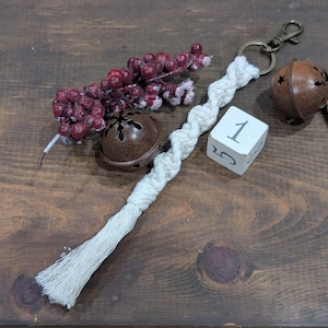 Llavero de macramé hecho a mano con borla