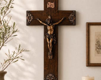 Gran Cruz de madera con Cristo sobre pedestal y detalles en  bronce cobrizo con patina envejecida y  madera noble de nogal , 60x34cm, 1,8kg