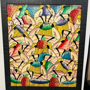 Puede incluir: Pintura abstracta colorida en un marco negro. La obra de arte representa numerosas figuras con sombreros amarillos y ropa blanca, que llevan cestas de fruta. La pintura utiliza colores vibrantes, incluyendo rojo, verde, azul y amarillo, creando una composición viva y dinámica.