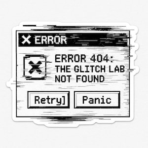 Può includere: Un adesivo in bianco e nero con un messaggio di errore del computer. Il testo recita "ERROR 404: THE GLITCH LAB NOT FOUND" all'interno di una finestra con i pulsanti "Retry" e "Panic". Il design ha un effetto glitch.